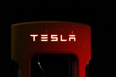 Массовые увольнения в Tesla принесли долгожданную прибыль акционерам