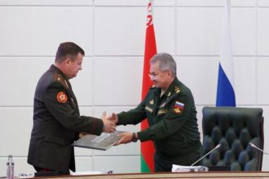 В Москве министру обороны Беларуси подарили альбом с рассекреченными документами