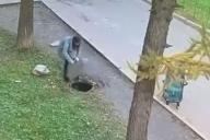 В России мама спасла ребёнка, который провалился в люк у нее на глазах