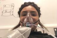 Девушка уснула рядом со свечкой и могла не проснуться. Любителям ароматических свечей стоит быть осторожными