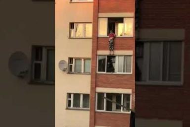 «Это трэш»: В Минске милиционеры спасли женщину, которая свисала с балкона многоэтажки