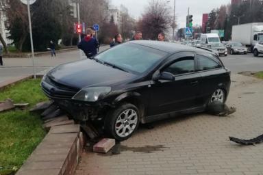 Легковушка снесла ограждение и вылетела на тротуар в центре Новополоцка