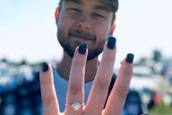 Парень насильно отправил девушку на маникюр. Однако дело не в ужасных ногтях, а в любви