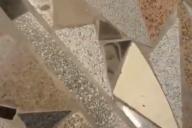 Необычную находку обнаружили в полу торгового центра. Стало известно, что именно было спрятано