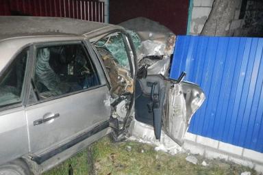 В Ельске «Ауди» влетела в забор: водителя вытаскивали спасатели 
