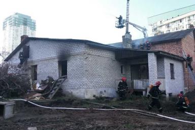 Бездомные устроили пожар в заброшенном здании в Минске