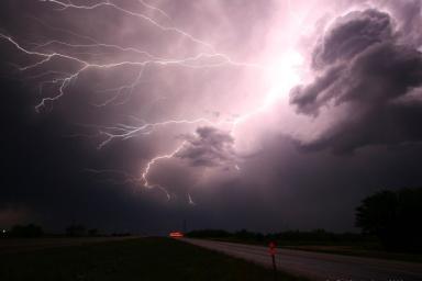 Ученые получили фотографии самых мощных молний в природе