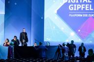 Министр экономики Германии упал со сцены и сломал нос