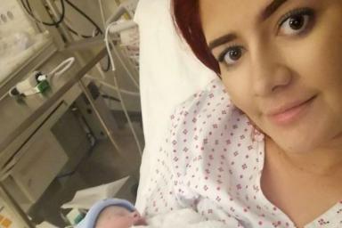 «Я так испугалась». 24-летняя девушка родила ребенка через 11 недель после того, как отошли воды