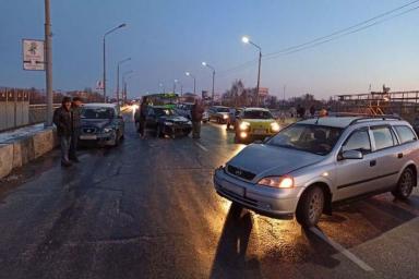 На путепроводе в Жлобине столкнулись 10 автомобилей и автобус