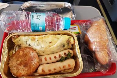 Пассажиры поделились снимками худшей еды в самолете