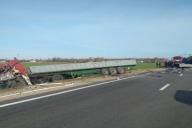 Под Пинском из-за лопнувшего колеса столкнулись два грузовика: один человек погиб, два пострадали