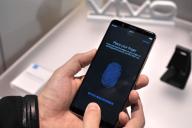 Отпечатки пальца на стакане помогли взломать смартфон