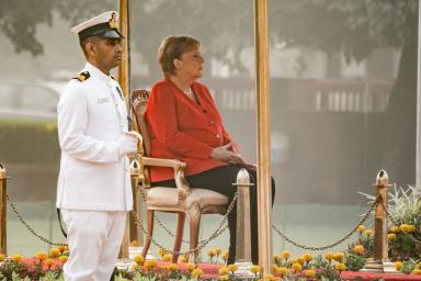 Стало известно, почему Меркель не встала во время гимна на поминальной церемонии в Индии