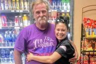 Девушка помогла бездомному и забыла об этом. Она не поверила своим глазам, когда встретила его спустя 14 лет