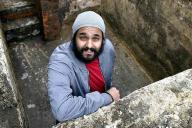 Мужчина рыл яму во дворе и сделал невероятную находку