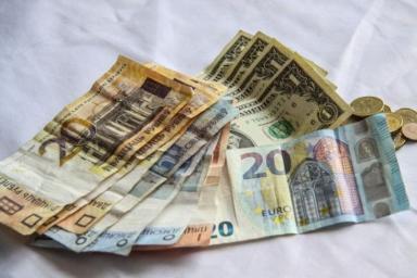 Сегодня на торгах евро и доллар подешевели
