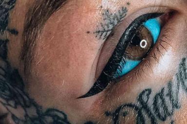 «Девушка-дракон» сделала экстремальную татуировку на глазах и лишилась зрения
