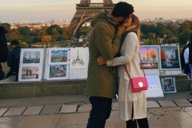  Туристка целовалась с незнакомцами ради эффектных фото и прославилась
