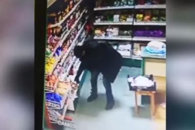 Неуклюжий грабитель, который ограбил магазин в Борисовском районе, стал «звездой» соцсетей