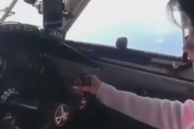 «Смертельные игры»: пилот разрешил своей девушке «порулить» самолётом с пассажирами