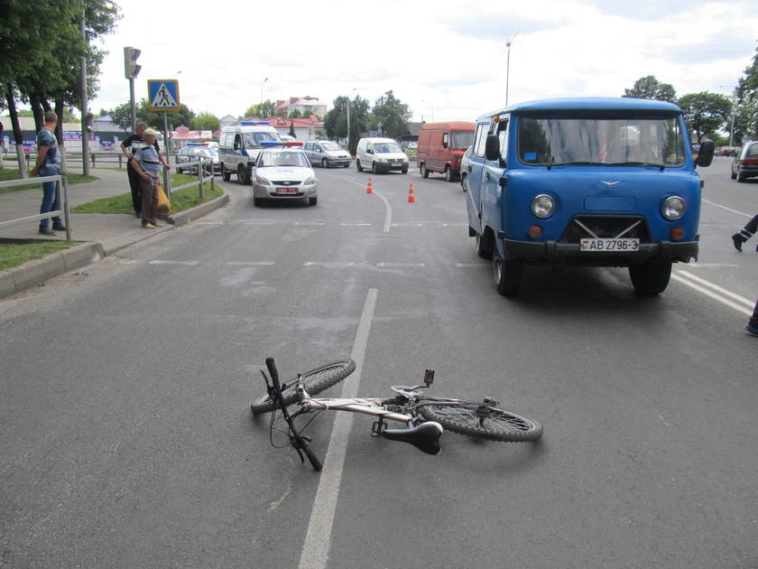 В Калинковичах автомобиль сбил 16-летнего велосипедиста