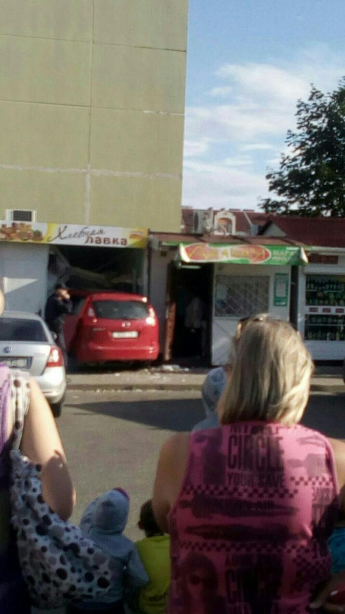 Женщина-водитель на Mazda разгромила хлебную лавку в Березе
