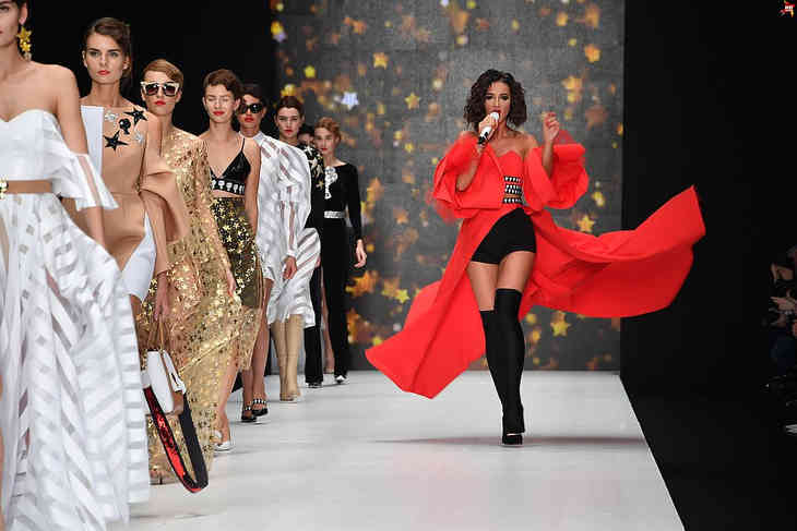 Versace Spring 2018 Ready-to-Wear Atmosphere and Candid Photos - Vogue Famous fa