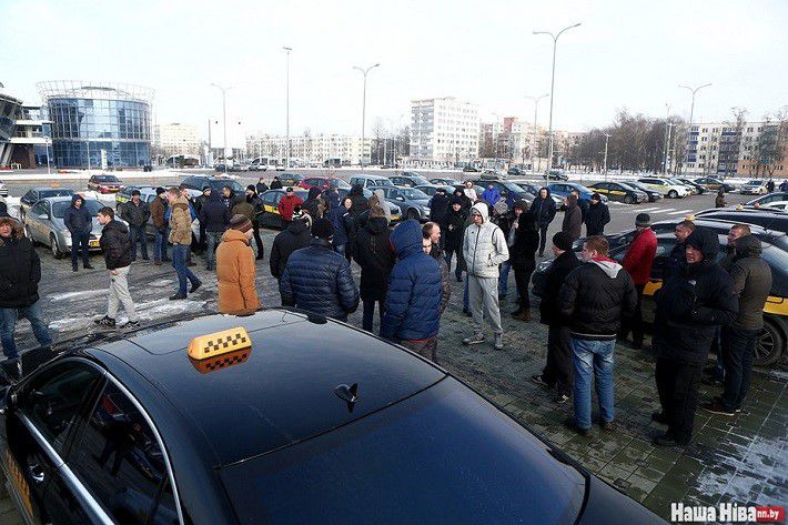 В Минске вышли на забастовку сотрудники службы такси «135»